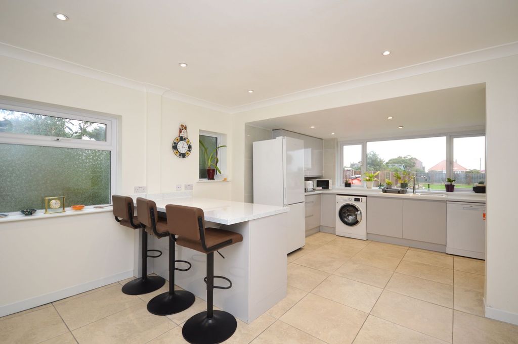 Property photo 2 of 31