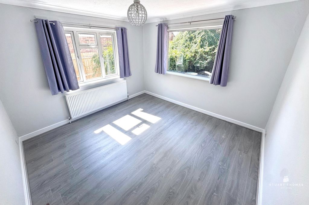 Property photo 3 of 11 8