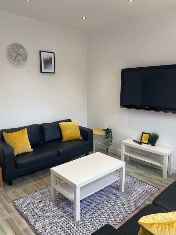 Property photo 3 of 17 Bright, Modern Living Room With Black Sofas, Contr...