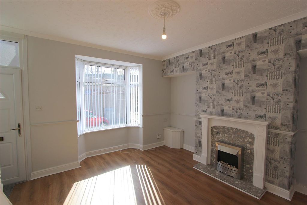 Property photo 2 of 8 Lounge