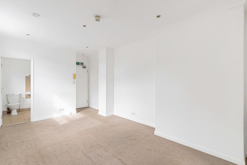 Property photo 3 of 11 Studio