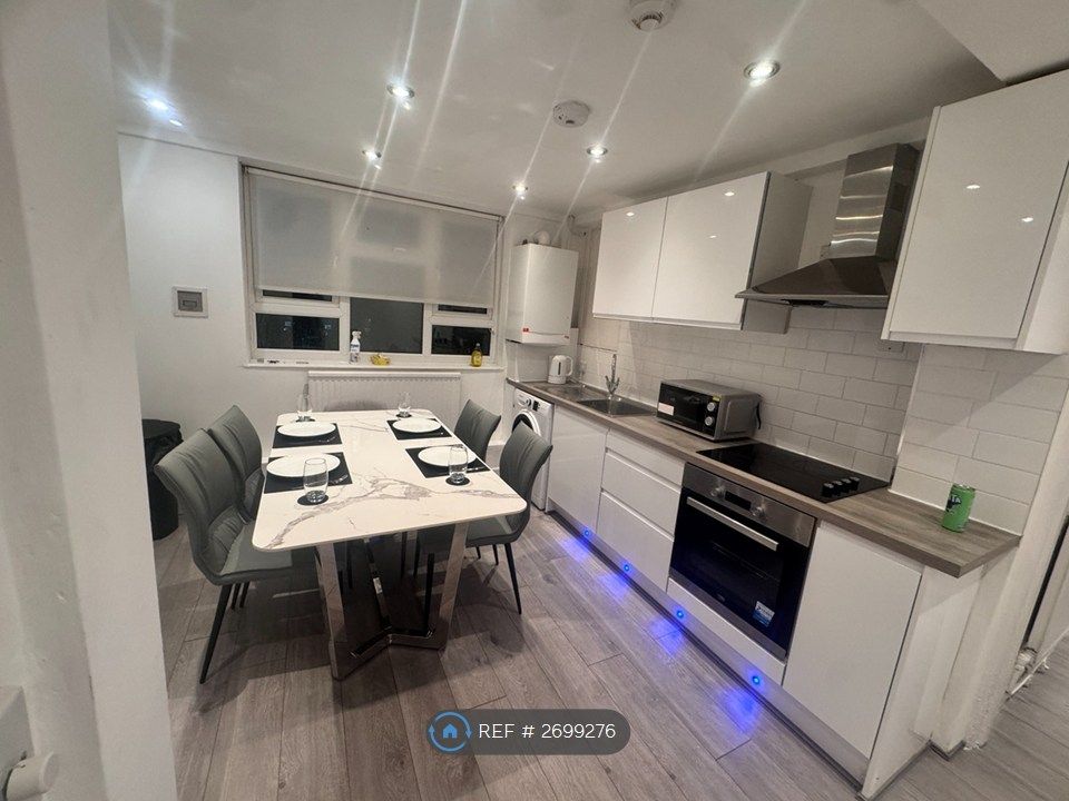 Property photo 3 of 13 Kitchen/Communal Area