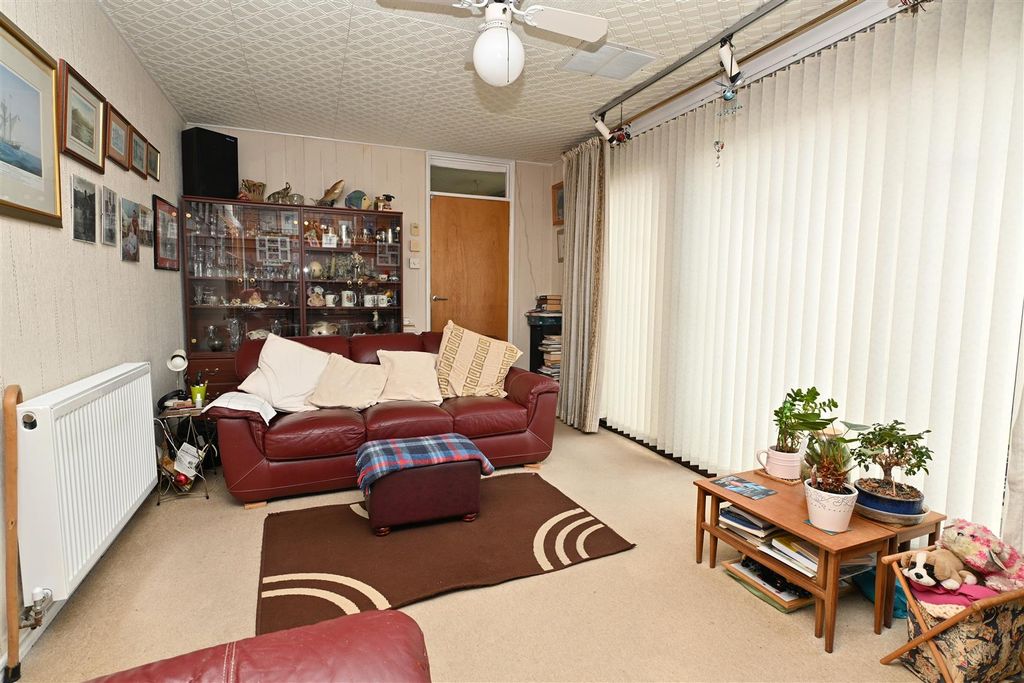 Property photo 3 of 17 Lounge