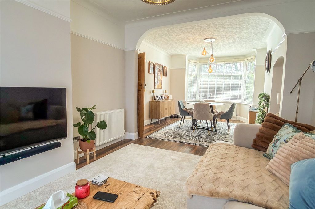 Property photo 3 of 18 Lounge