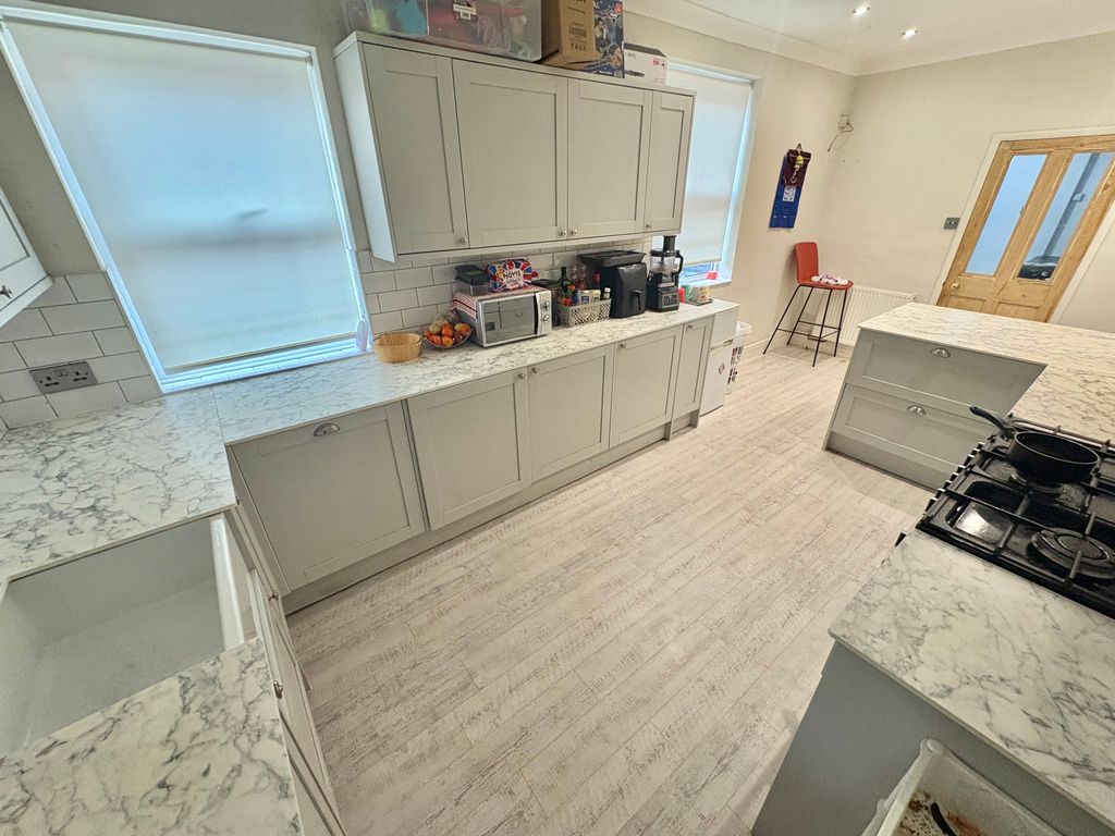 Property photo 2 of 19 Image