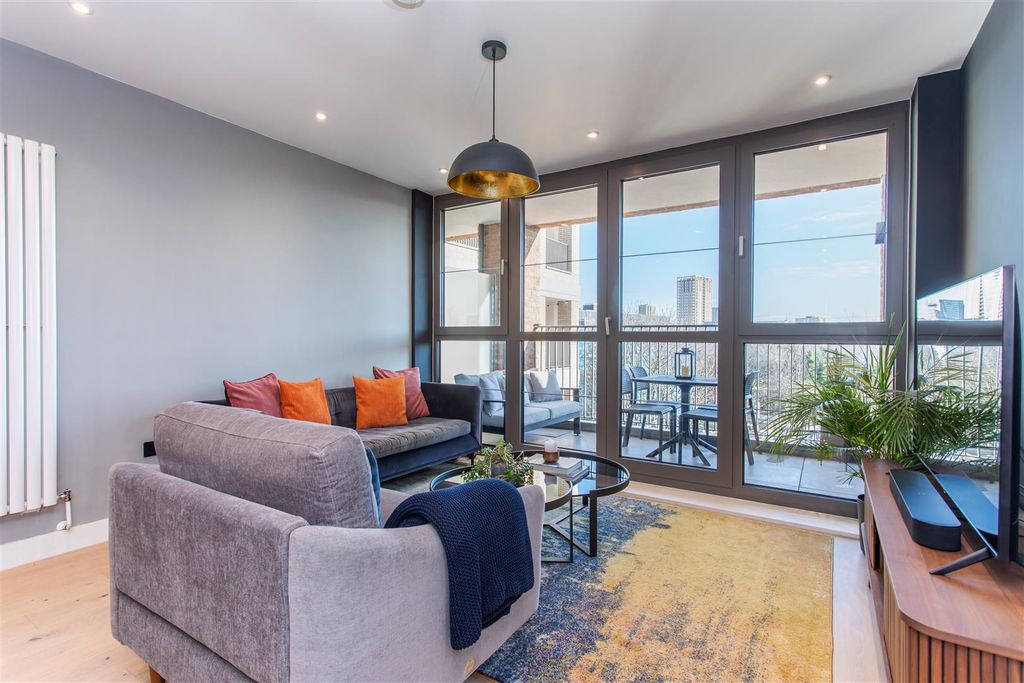 Property photo 3 of 21 Reception