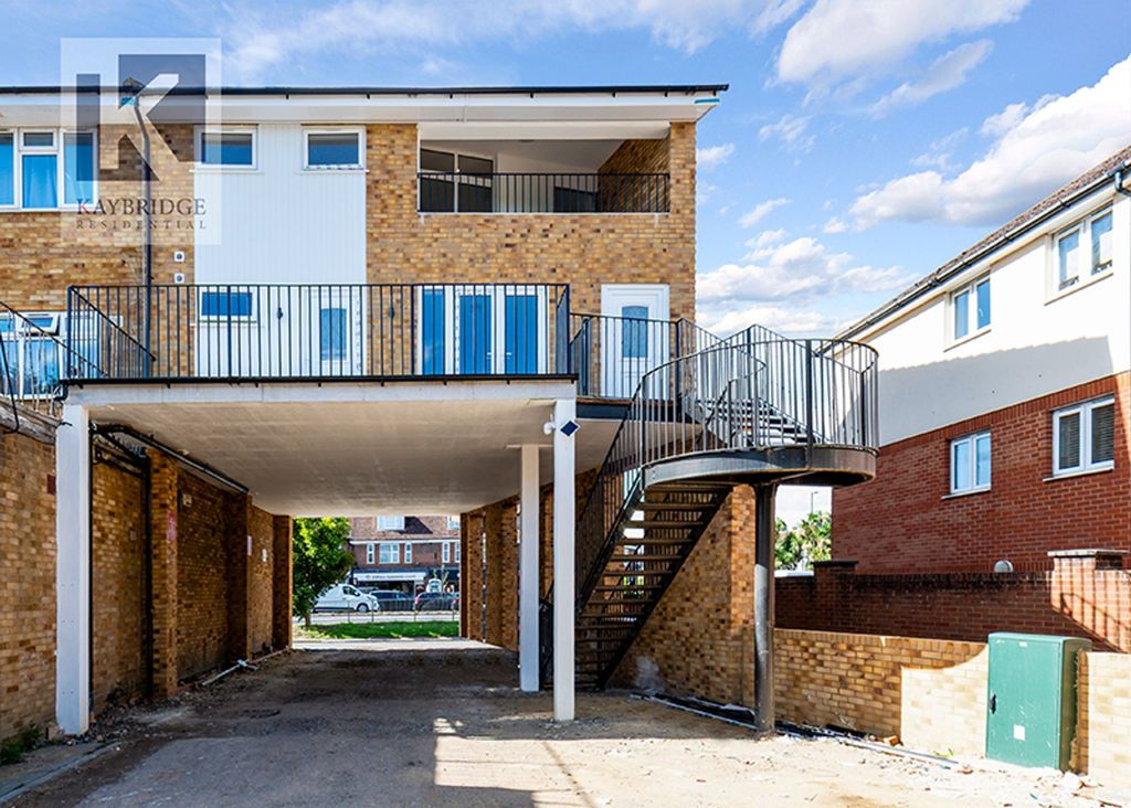 Property photo 1 of 10 Kingston Road, Epsom - Kt19 0Dt