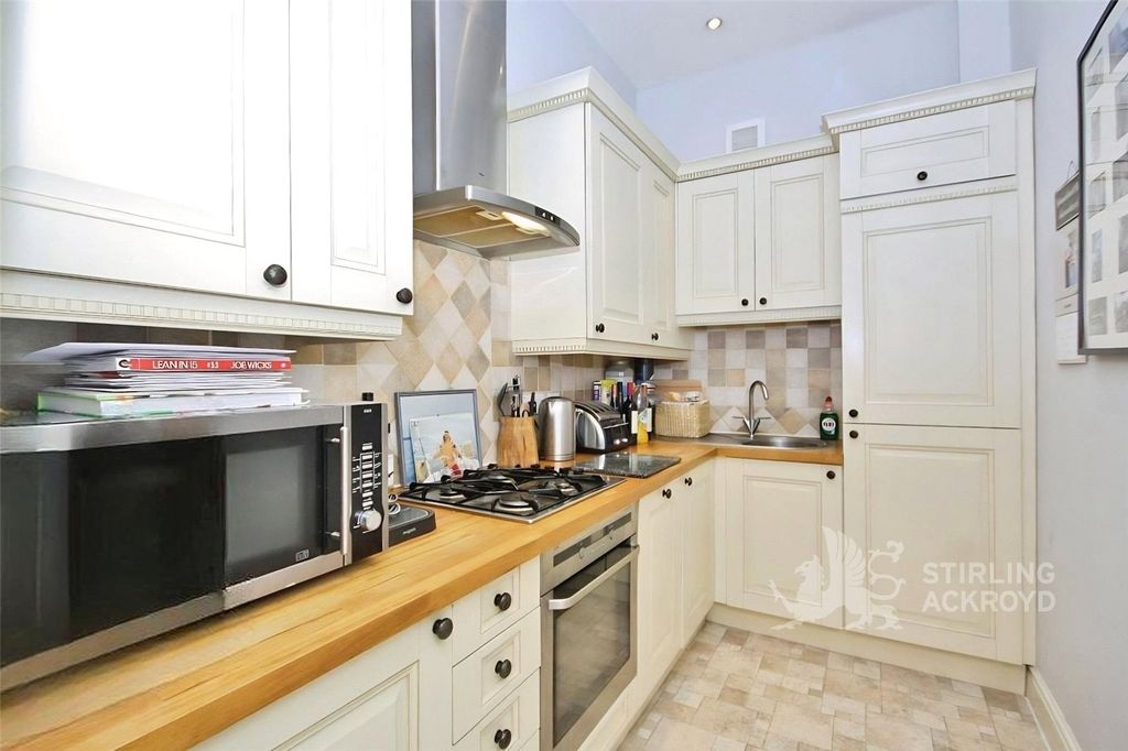 Property photo 3 of 8 Kitchen