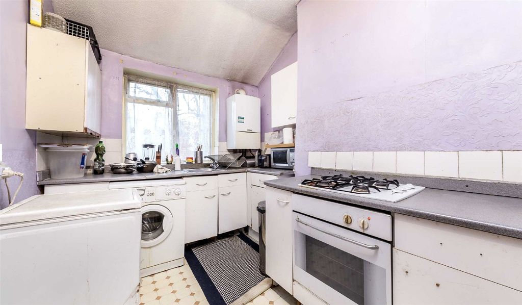 Property photo 3 of 6 Kitchen