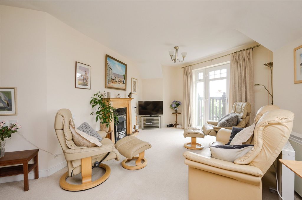 Property photo 2 of 11 Sitting Room