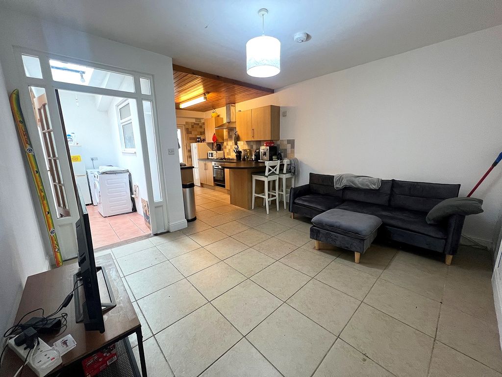 Property photo 3 of 11 4