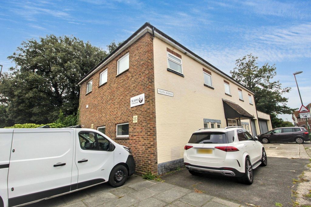 Property photo 2 of 18 Barford House, The Hornet, Chichester Po19 7Jr