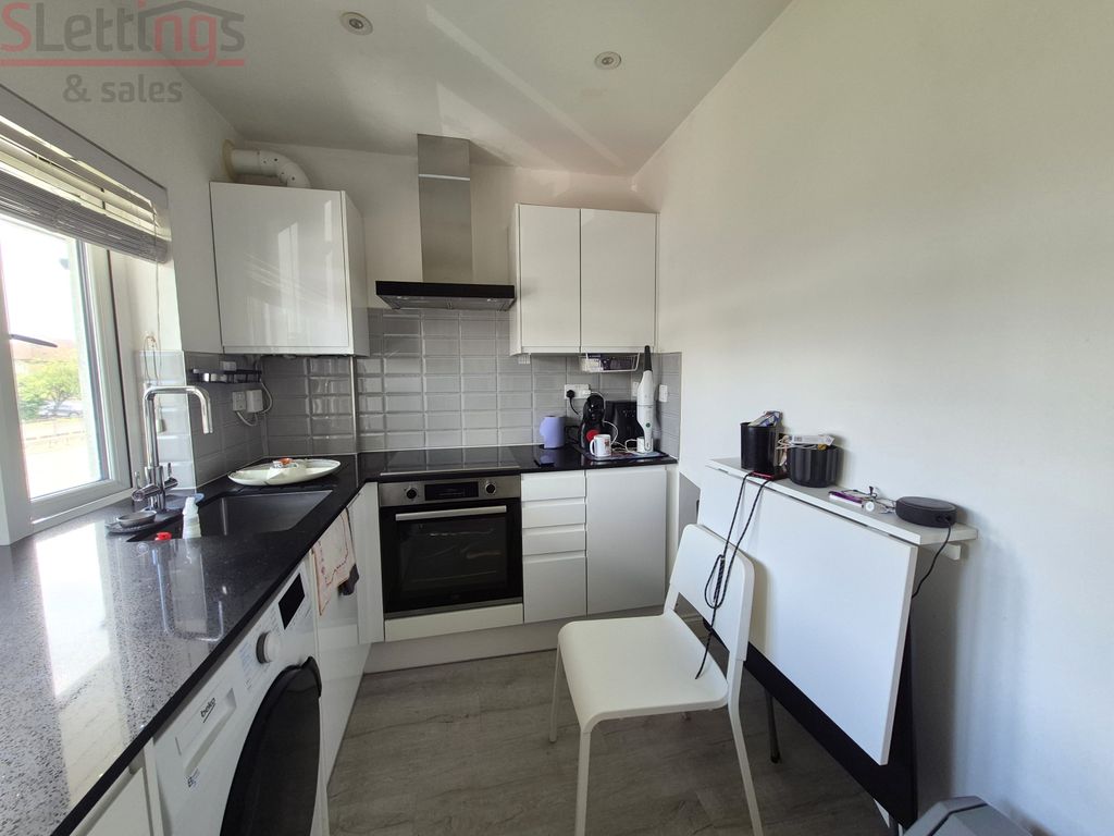 Property photo 1 of 12 Studio Flat With Separate Kitchen,Hendon Way