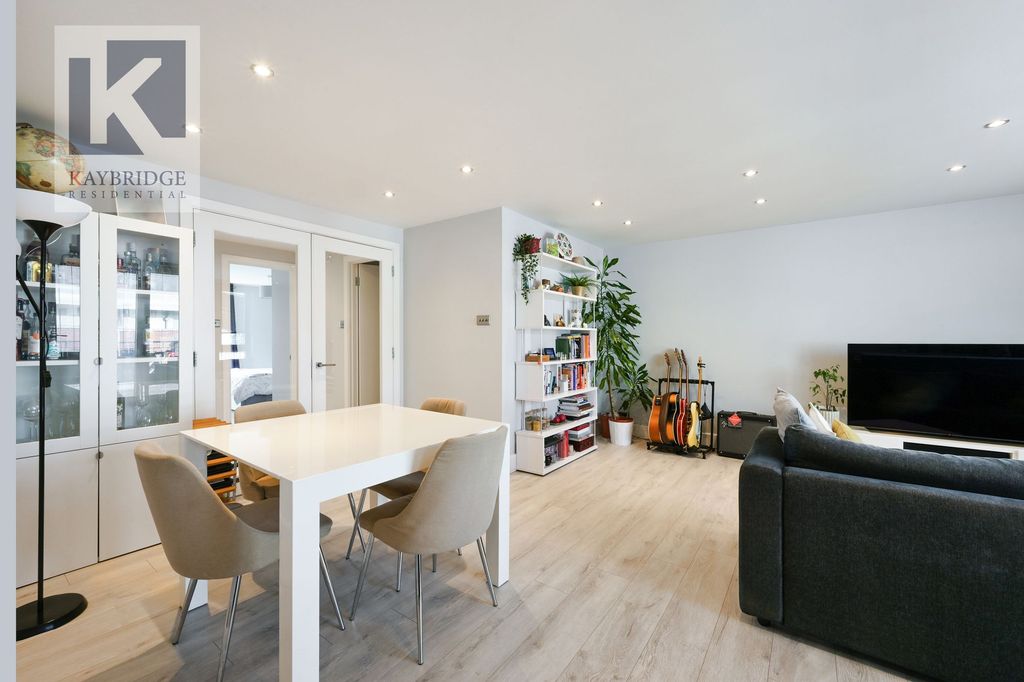 Property photo 3 of 9 The Oaks Square, Epsom - Kt19 8Ar