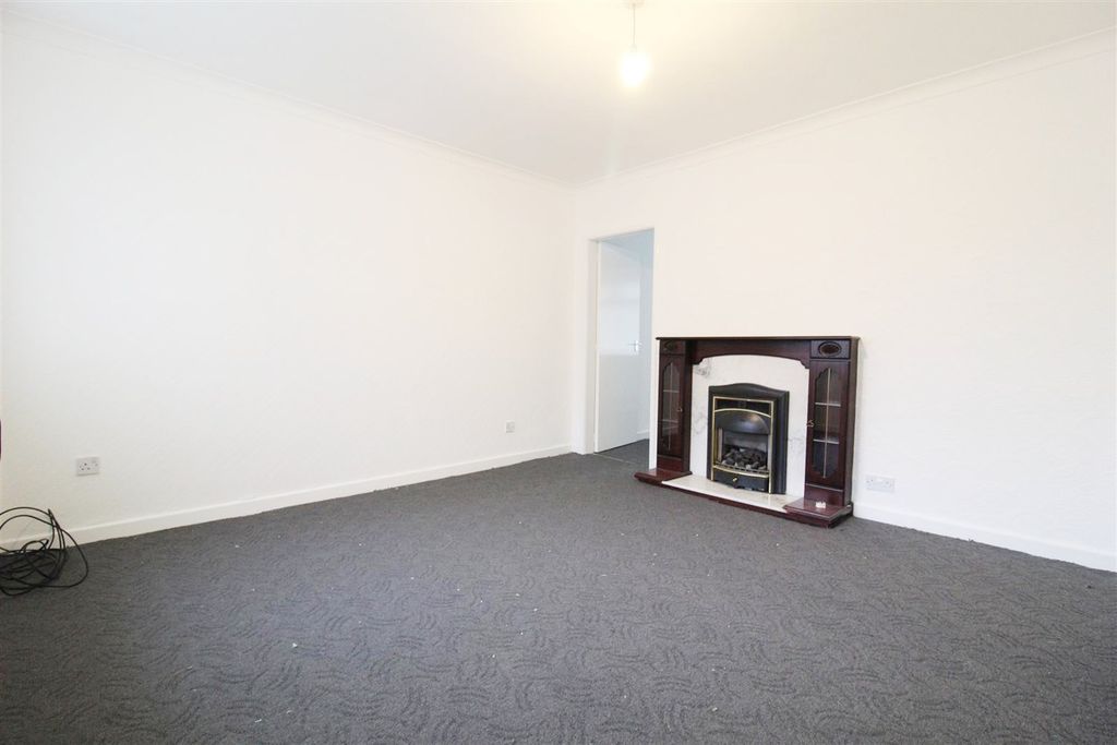 Property photo 3 of 12 Lounge