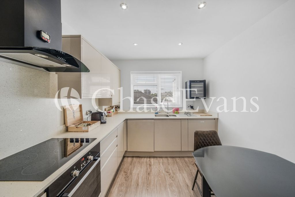Property photo 3 of 7 Kitchen