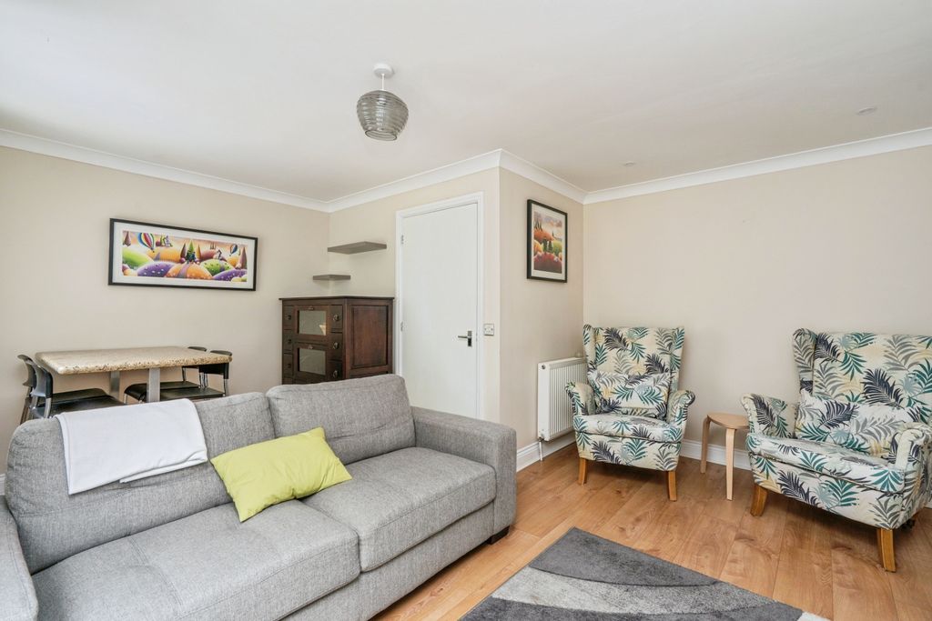 Property photo 2 of 11 Lounge