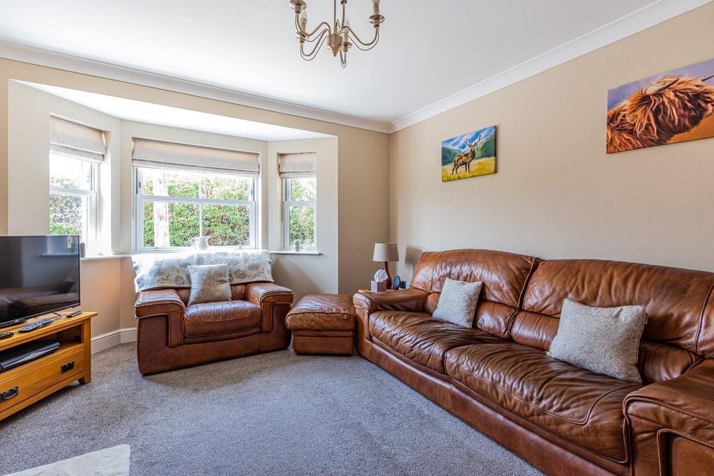 Property photo 3 of 33 Sunnyside 3 (27 Of 43).Jpg