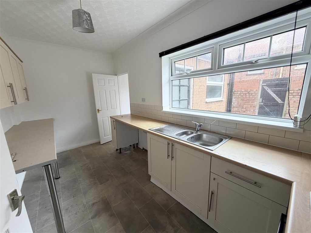 Property photo 3 of 8 Kitchen