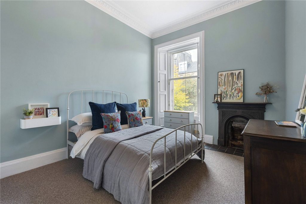 Property photo 3 of 26 Viewforth Gardens 8