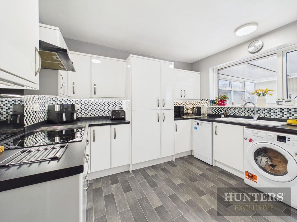 Property photo 3 of 20 Kitchen