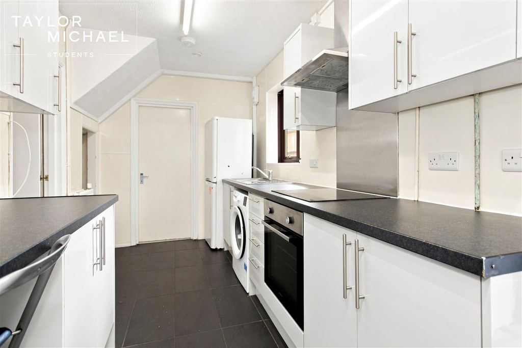 Property photo 3 of 18 Kitchen