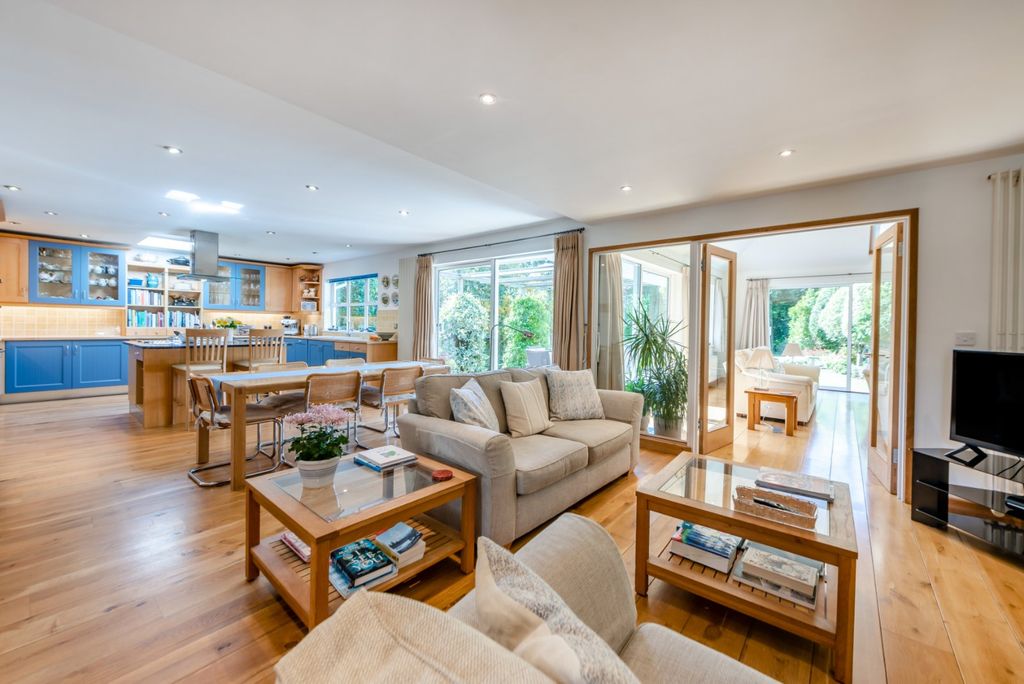 Property photo 2 of 18 Picture No. 12