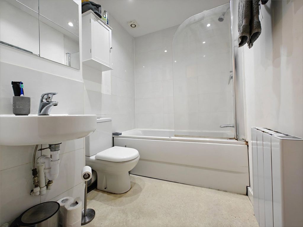 Property photo 1 of 8 Bathroom