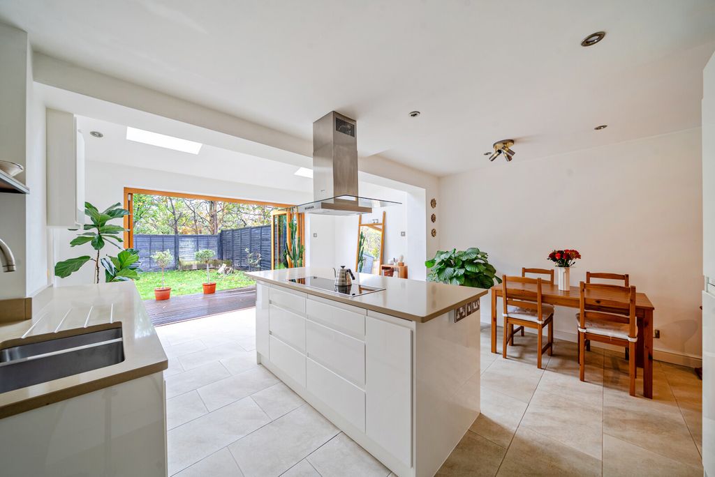 Property photo 3 of 16 1372646-13-690214...