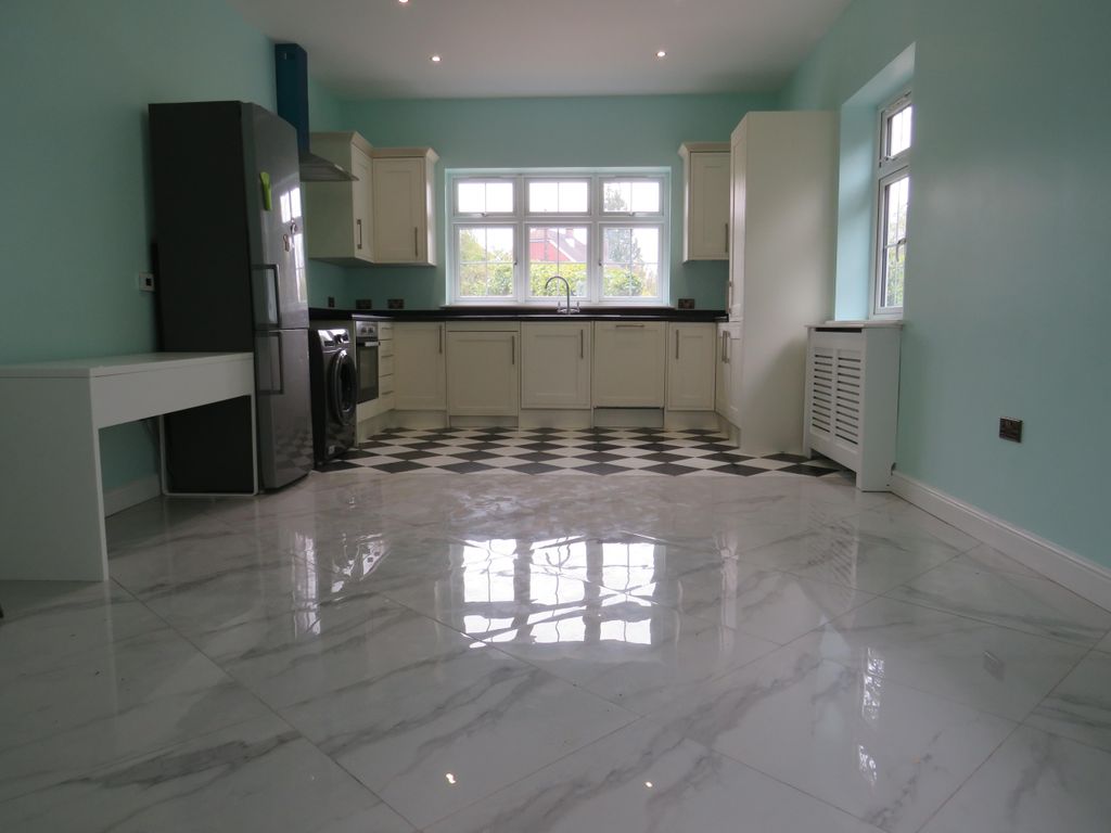 Property photo 2 of 7 Kitchen