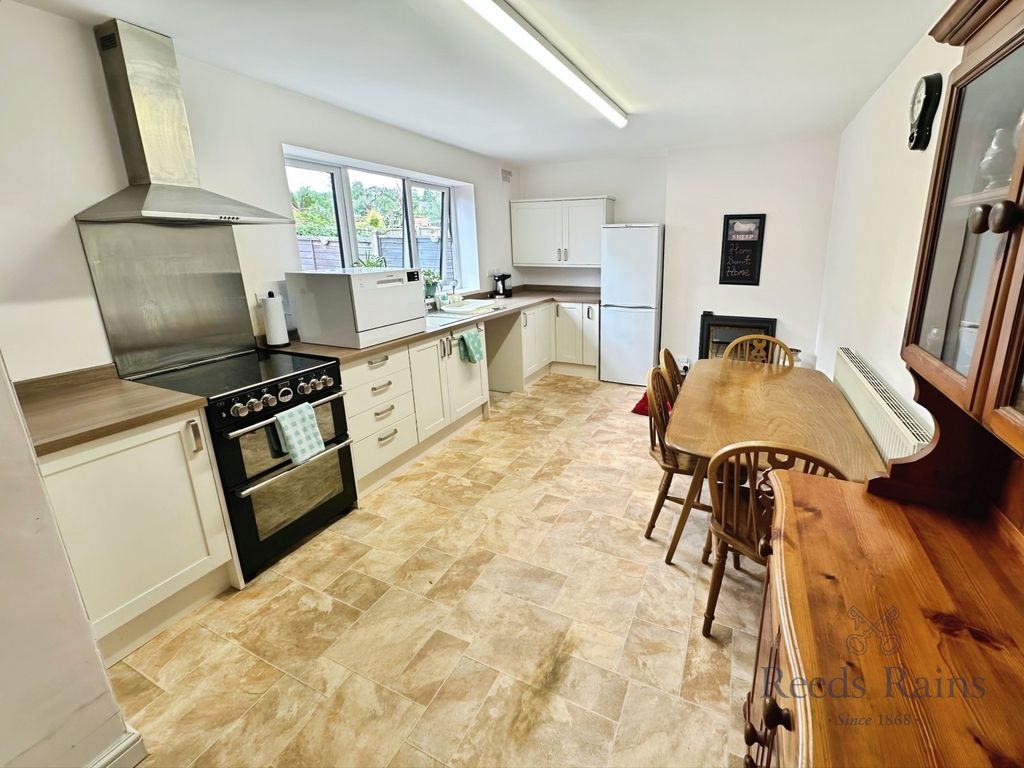 Property photo 3 of 17 Kitchen Dine