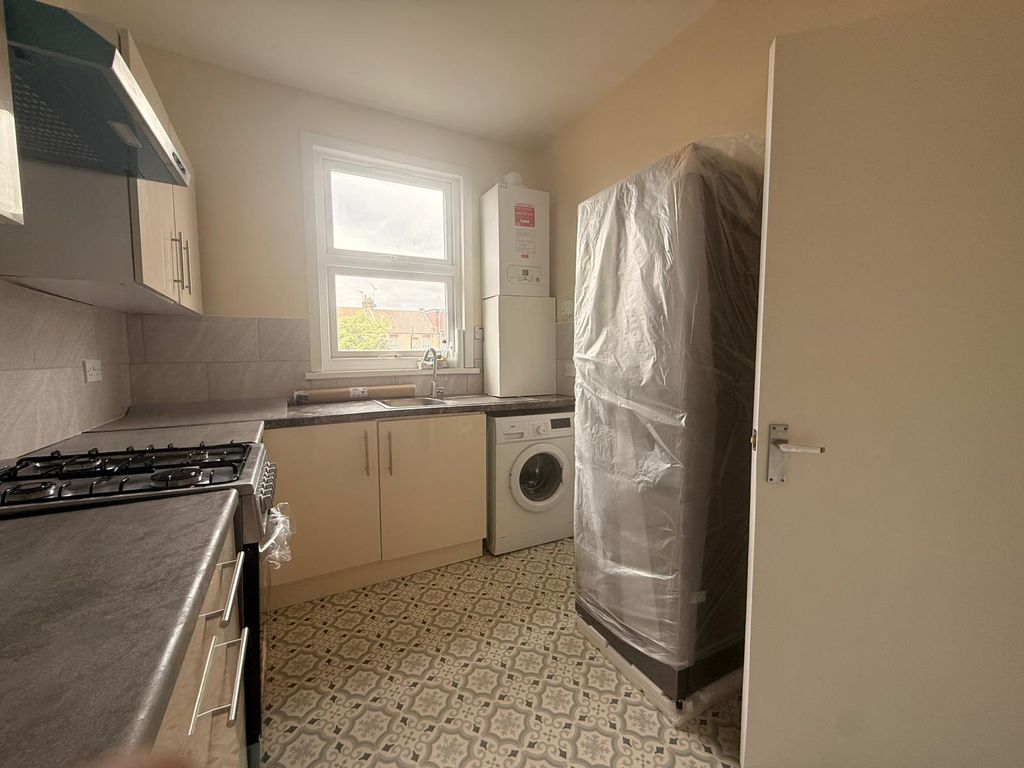 Property photo 2 of 10 Kitchen