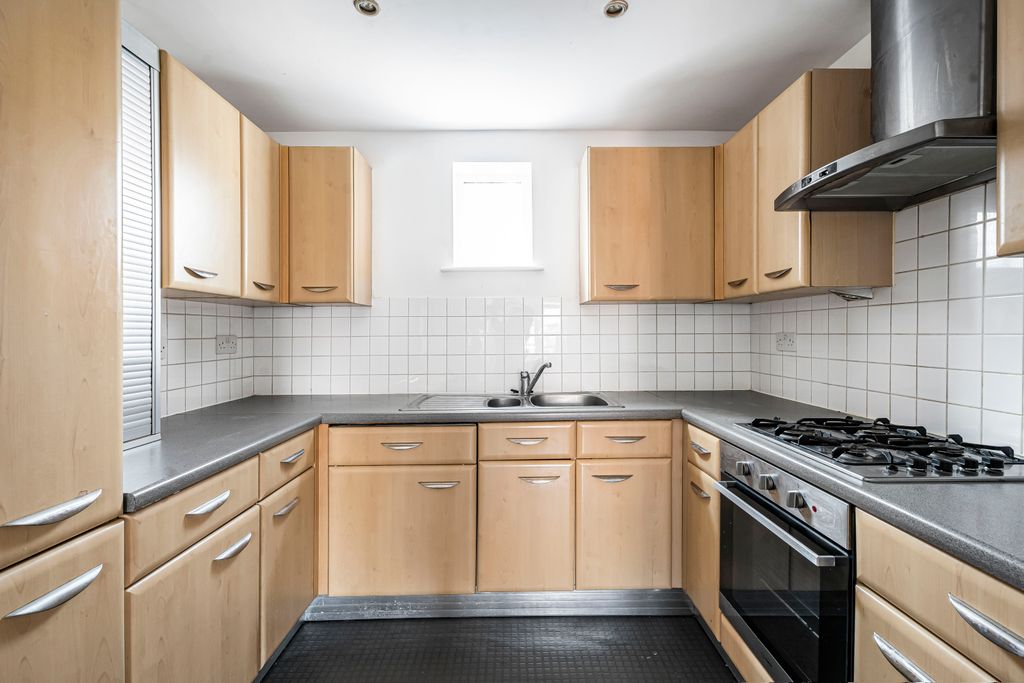 Property photo 3 of 12 Kitchen