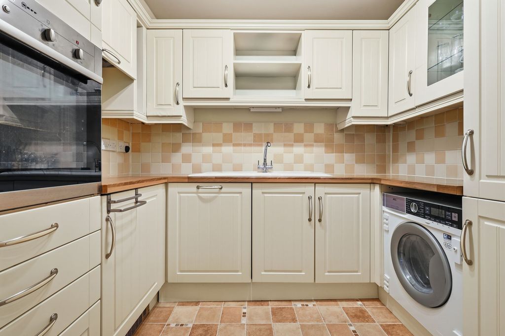 Property photo 3 of 16 Fitted Kitchen