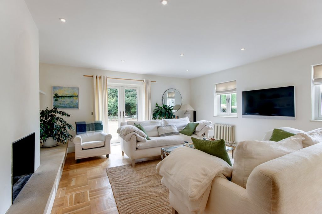 Property photo 3 of 18 Sitting Room