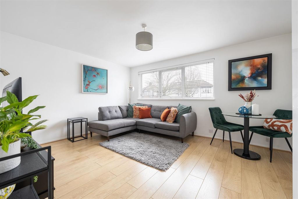 Property photo 1 of 20 Victoria Road, E18