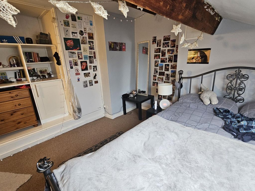 Property photo 2 of 19 A Spacious And Well-Maintained Master Bedroom Feat...