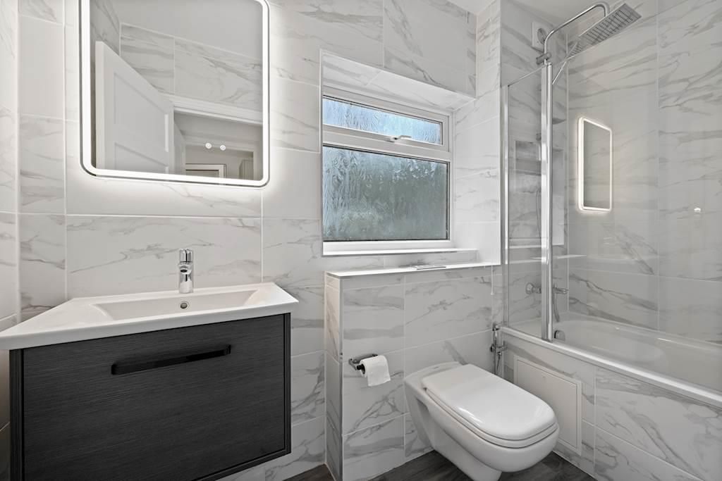 Property photo 2 of 12 03-5Cbagciml - 54 Connell Cres - Bathroom -Origina