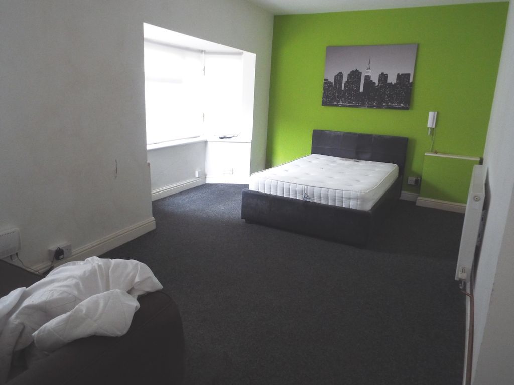 Property photo 2 of 24 71A Park Road - Lounge/Bedroom