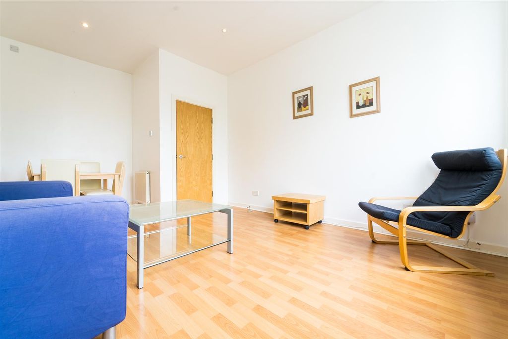 Property photo 2 of 9 Lounge