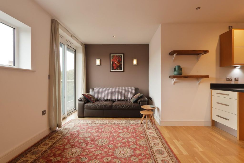 Property photo 3 of 18 Lounge