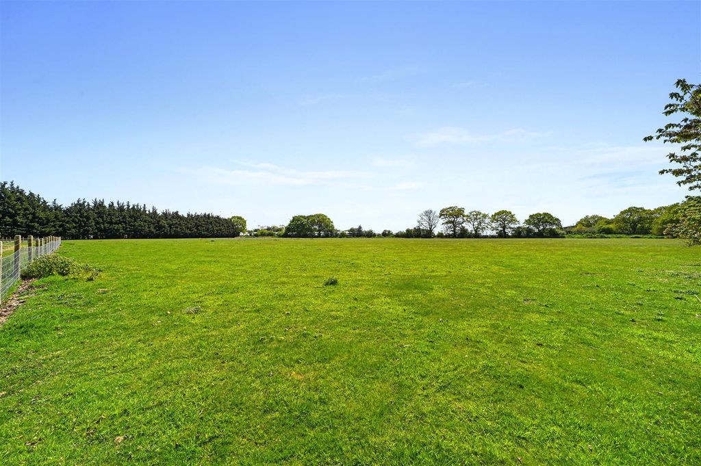 Property photo 3 of 18 Paddock
