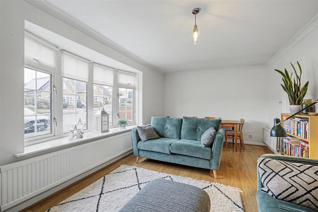 Property photo 2 of 19 Lounge