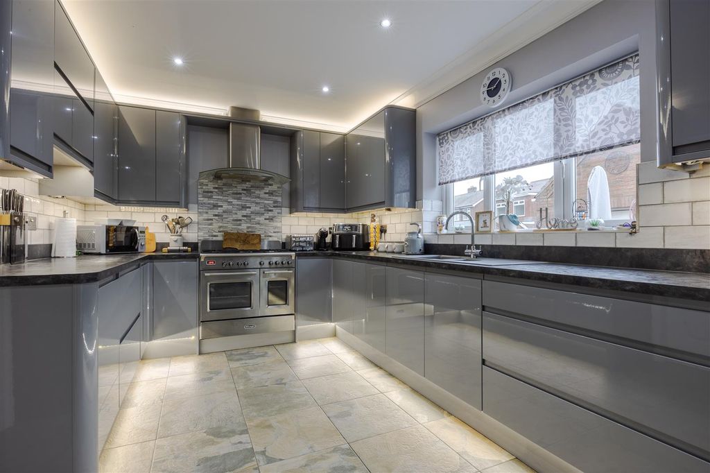 Property photo 2 of 19 Kitchen