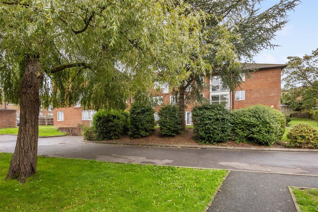 Property photo 3 of 19 Communal Gardens