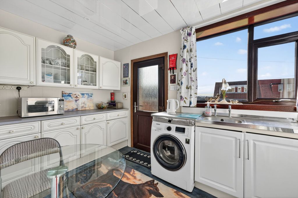 Property photo 3 of 28