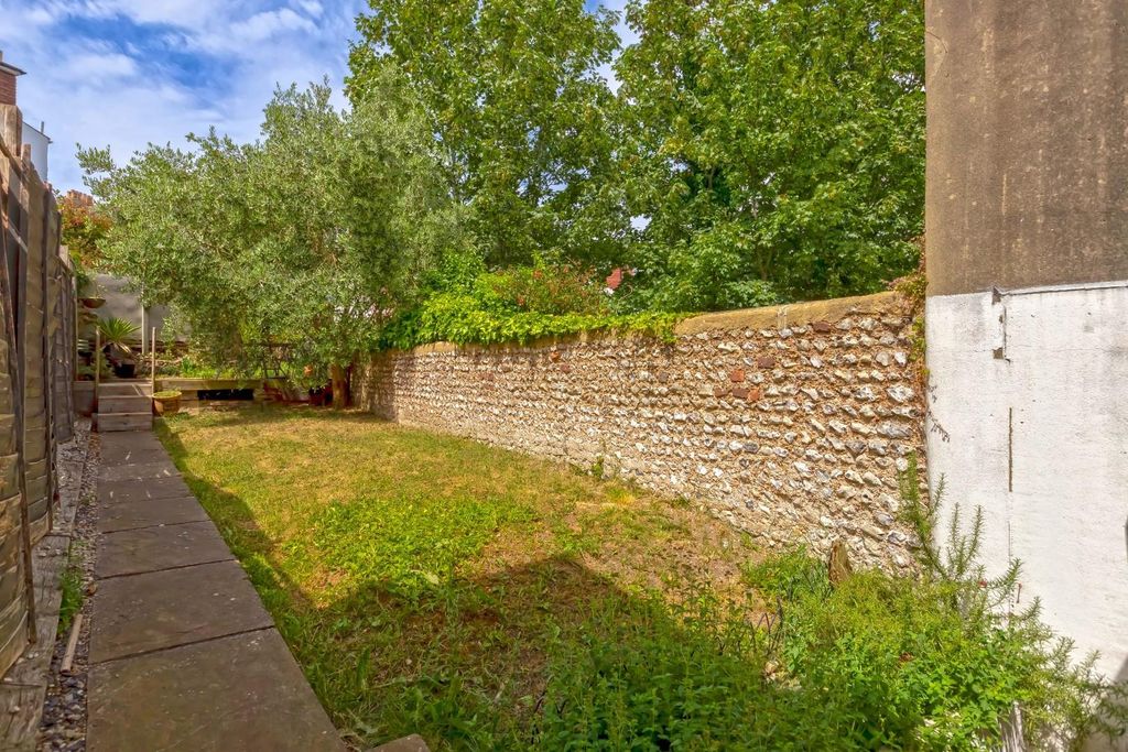 Property photo 2 of 19 New England Rd_10.Jpg