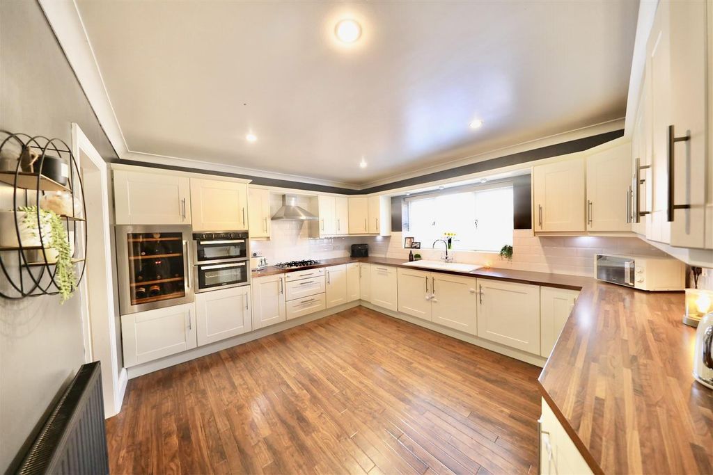 Property photo 2 of 22 Kitchen