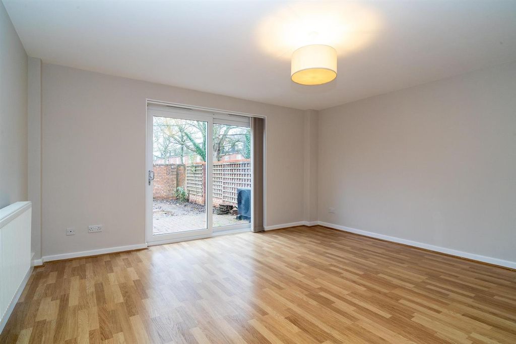 Property photo 3 of 10 Lounge