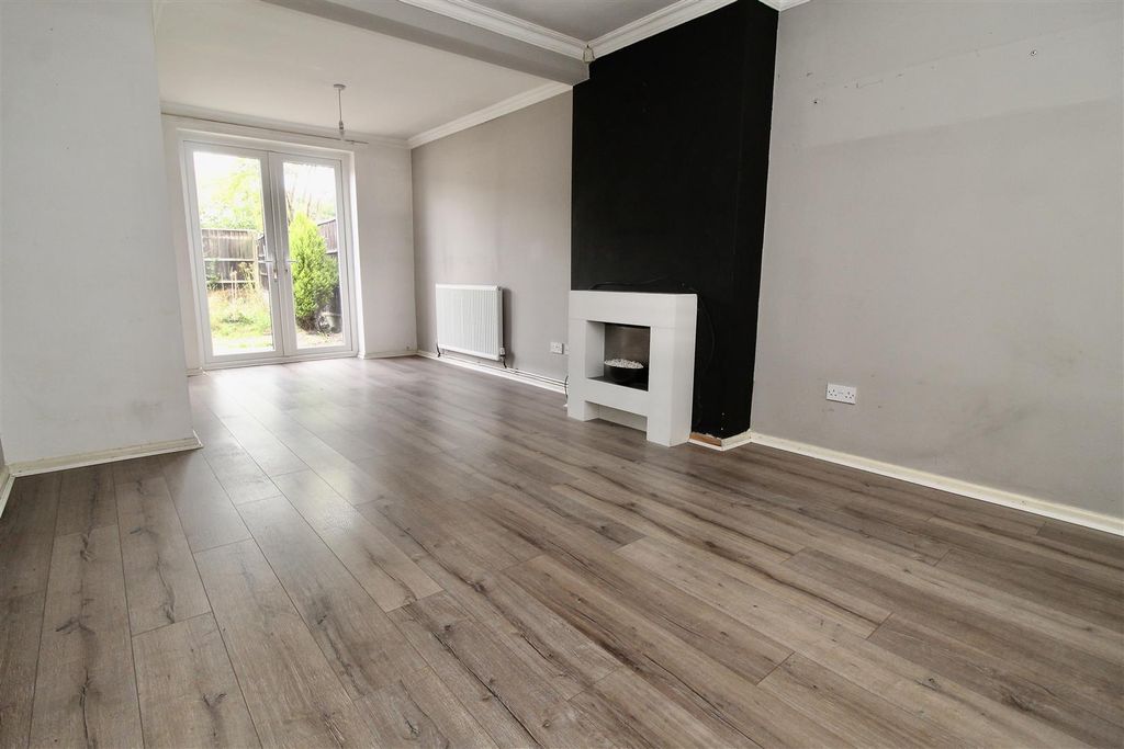 Property photo 3 of 16 Through Lounge